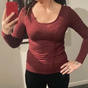 Långärmad tröja  - Långärmad tröja, som ny. Tunn och mjuk.  Jag på bilden är S-M.