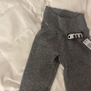 Amin tjäningstights - Säljer dessa superfina och sköna tights från amin i modellen Ribbed Seamless tights. Säljs inte längre i den gråa färgen. Köpta för 599 och helt oanvända (prislapp och förpackning kvar)❤️‍🔥❤️‍🔥😚😚