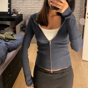 Weekday tajt kofta  - INTE SÅLD!  Super snygg och formar sig efter kroppen, använd endast 2 ggr💗 håller värmen bra också!   Köptes på Drottninggatan för 499kr 