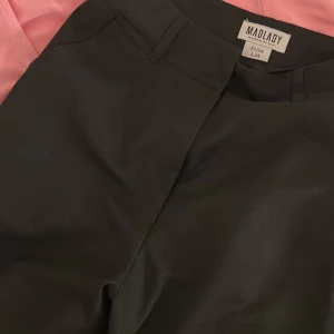 Madlady - Madladys populära kostymbyxor. Oasar perfekt för långa!! Aldrig använda för små på mig!