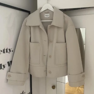beige vår/höst kappa kappahl - säljer min nya oanvända beiga kappa ifrån kappahl då den inte passar mig. original pris 899kr. (färgen finns inte kvar på kappahl länge!)