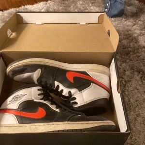 Air jordan 1 mid 41 - Använda ganska mycket och lite qreasade och har lite smuts på sig men inget som inte går att tvätta bort box och kvitto ingår