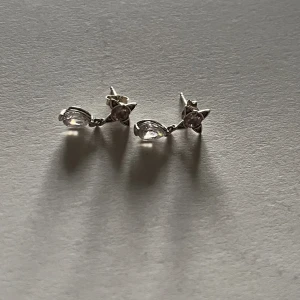 Thomas Sabo örhängen  - Thomas Sabo örhängen i silver. Köpta från Thomas Sabos egna hemsida för runt 1000-1500kr. Använda ett fåtal gånger