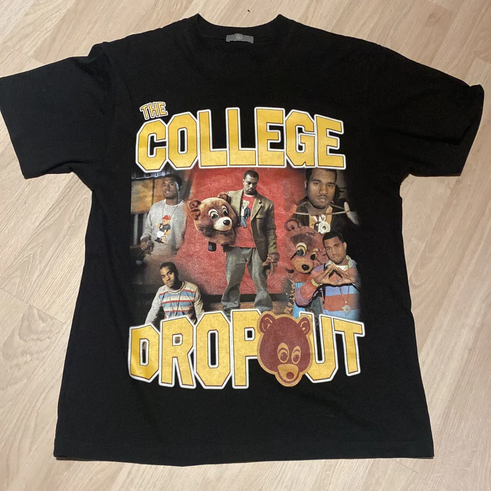 Graphic tee från Kanye Wests album The College Dropout. Säljer då den tyvärr inte kommer till användning längre. . T-shirts.