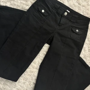 Lågmidjade jeans  - Säljer mina trendiga jeans från H&M då dom inte kommer till användning. Byxorna är endast använda vid två tillfällen.
