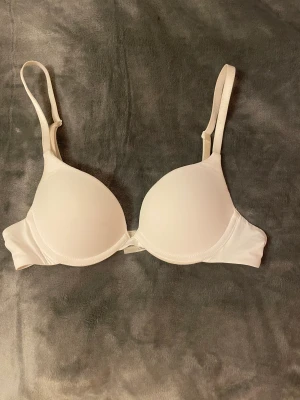 Vit bh - Hej, jag säljer min vita bh då den inte kommer till någon stor användning. Den är från lindex och heter Malva ☺️Den är i bra skick och i stl 70 A. Hör av dig vid frågor eller intresse ❤️