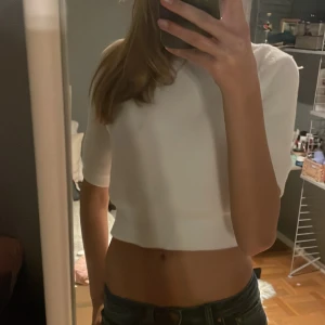 Fin Zara topp💋 - Jättefin populär Zara topp! Har defekter! Men inget som märks💞 Nypris 329kr Men säljer lite billigare då den somsagt har defekter. Pris kan diskuteras!💞