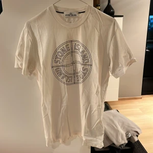 Stone Island t-shirt - Stone Island t-shirt i storlek M. Skick 9/10 Kan skickas med posten Hör av er ifall ni har fler frågor!