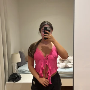 Rosa topp Fashionnova  - Riktigt fin rosa topp från Fashion Nova i strlk S. Skulle också passa en XS då man kan knyta och spänna åt den. Aldrig använd. 