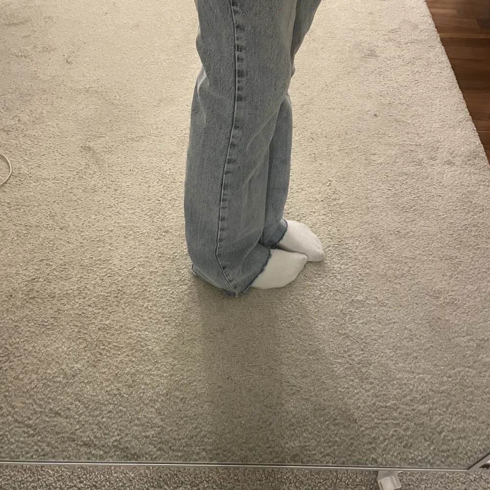 Säljer dessa super fina mid/low waist jeans från Gina Tricot💕 Jeansen är i mycket bra skick och har inga tydliga tecken på användning. Frakten igår inte i priset och priset kan diskuteras. Jag är ca 173 cm lång för referens. . Jeans & Byxor.