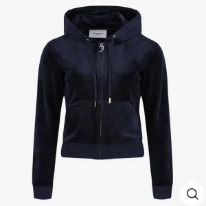 Juicy kofta - En juicy kofta i bra skick. Alla metall bitar sitter kvar och den är inte skadad på något annat sätt! I färgen night sky. 