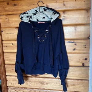 Luvtröja - Superskön luvtröja!  Kortare modell med snygga detaljer. Använd men inget att notera på. 