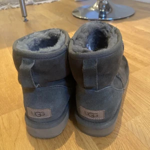 Uggs  - Säljer mina Uggs i färgen Forrest green. Köpte dem förra vintern men de är tyvärr förstora för mig :( lite ”blöta” i tyget se bild 3, det går  säkert att fixa på något sätt. Se bild 3 för en ärligare färg på dem;) storlek 39