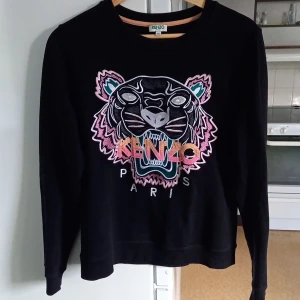 KENZO Peach Gradient  - Jag säljer nu denna supersnygga Kenzo tröja då den tyvärr blivit något liten för mig. Tröjan är använd men väldigt välbevarad. Fler bilder kan ges på förfrågan. Nypris: 2200:-