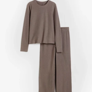 Mjukis set från hm - Brunt mjukis det från hm, våfflat material, slutsåld!! Raka i modell💗💗