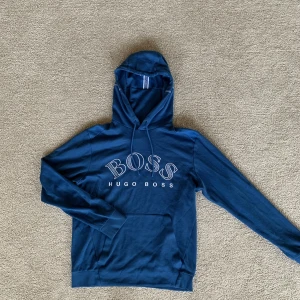 Hugo Boss hoodie blå - Blå Hugo Boss hoodie i storlek S. Fint skick.  Skriv gärna om du har några frågor eller vill ha fler bilder