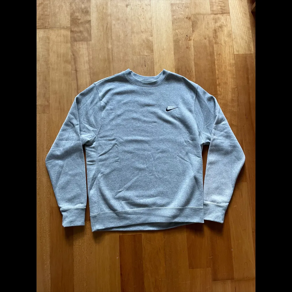 Grå Nike crewneck, aldrig använd, perfekt skick Storlek medium. Tröjor & Koftor.