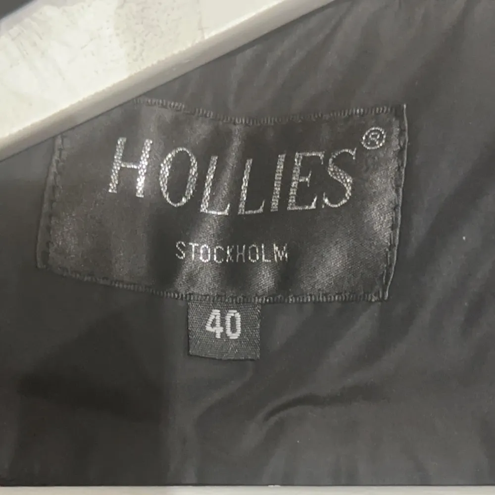 HOLLIES vinter jacka i storlek 40. Jackan är i god sick med äkta päls. . Jackor.