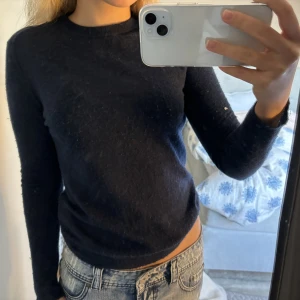Så snygg stickad tröja - Stickad thigt mörkblå tröja från zara!!💓💓 säljer denna då fina stickade tröjan från zara inga tecken på användning tröjan är som ny💓💓