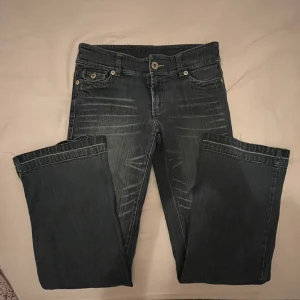 lågmidjade jeans - jättefina men jag använder inte dom längre💗 be om fler bilder om det behövs, dom är flared. midjemåttet tvärs över är 37 cm och innerbenslängden är 72 cm💗 pris går att diskutera💗