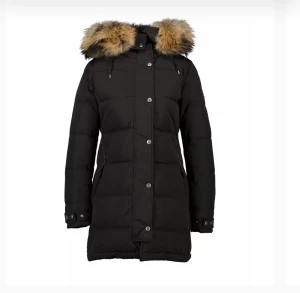 Vinterjacka Hollies - Hollies vinterjacka i modellen subway, äkta päls och dun i jackan. Använd 1 vinter och i jättebra skick. Storlek 32-34. Kan gå ner i pris vid snabb affär! Skriv för egna bilder🫶🏼