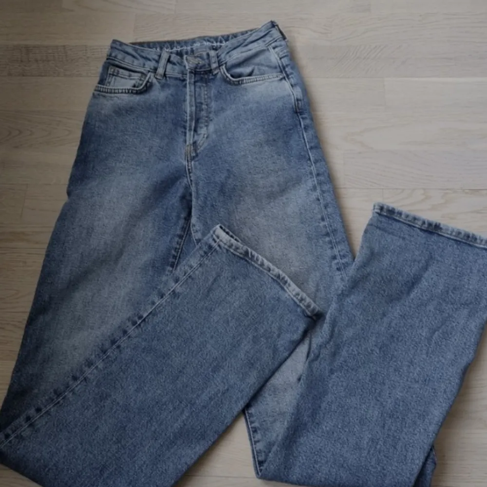 Säljer dessa superfina jeans ifrån Bik bok som var väldigt populära ett tag!!! Straight leg och högmidjade med super snygg blå färg 😻 älskar men kommer inte till användning så någon som är intresserad?  Dom är i mycket fint skick👍 . Jeans & Byxor.
