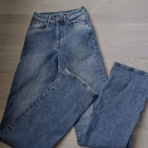 Säljer dessa superfina jeans ifrån Bik bok som var väldigt populära ett tag!!! Straight leg och högmidjade med super snygg blå färg 😻 älskar men kommer inte till användning så någon som är intresserad?  Dom är i mycket fint skick👍 