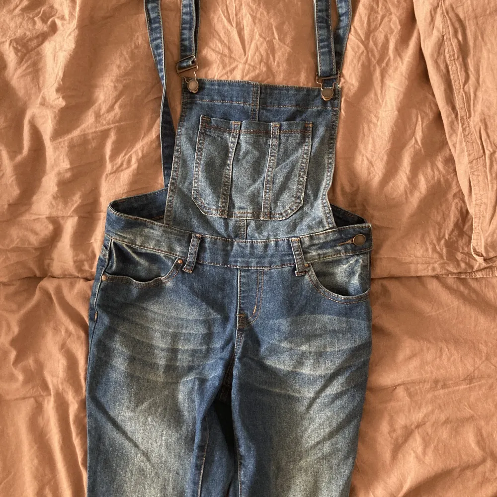 Denim dungaree/ overall Size 8 (small) Smoke and Pet free home.  . Jeans & Byxor.