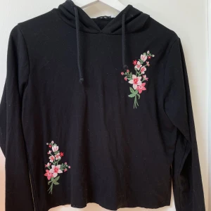 Croppad huvtröja  - Fin croppad huvtröja med broderade blommor. Fint skick! ✨  Skriv gärna för mer info/bilder och använd gärna köp nu! ✅