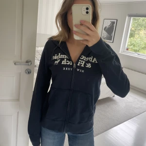 Tröja med dragkedja  - Tjocktröja med dragkedja och luva från Abercrombie & Fitch i storlek S.
