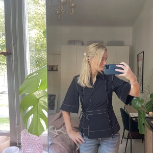 Topp från ganni - Den toppen här är to dye for😍svart med vita sömmar och sen svarta pärlor som detaljer! Snyggaste festtoppen men passar också bra till middag