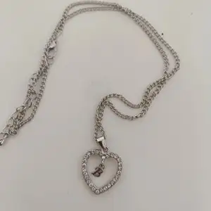 Fint silverfärgat halsband med bokstaven B. nytt.  15% rabatt vid köp av fler annonser.  Samfraktar.
