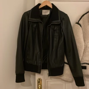 Skinn jacka - Köpte seccond hand för 300 kr men har inte kommit till användning. Kan sälja billigare vid snabb affär☺️