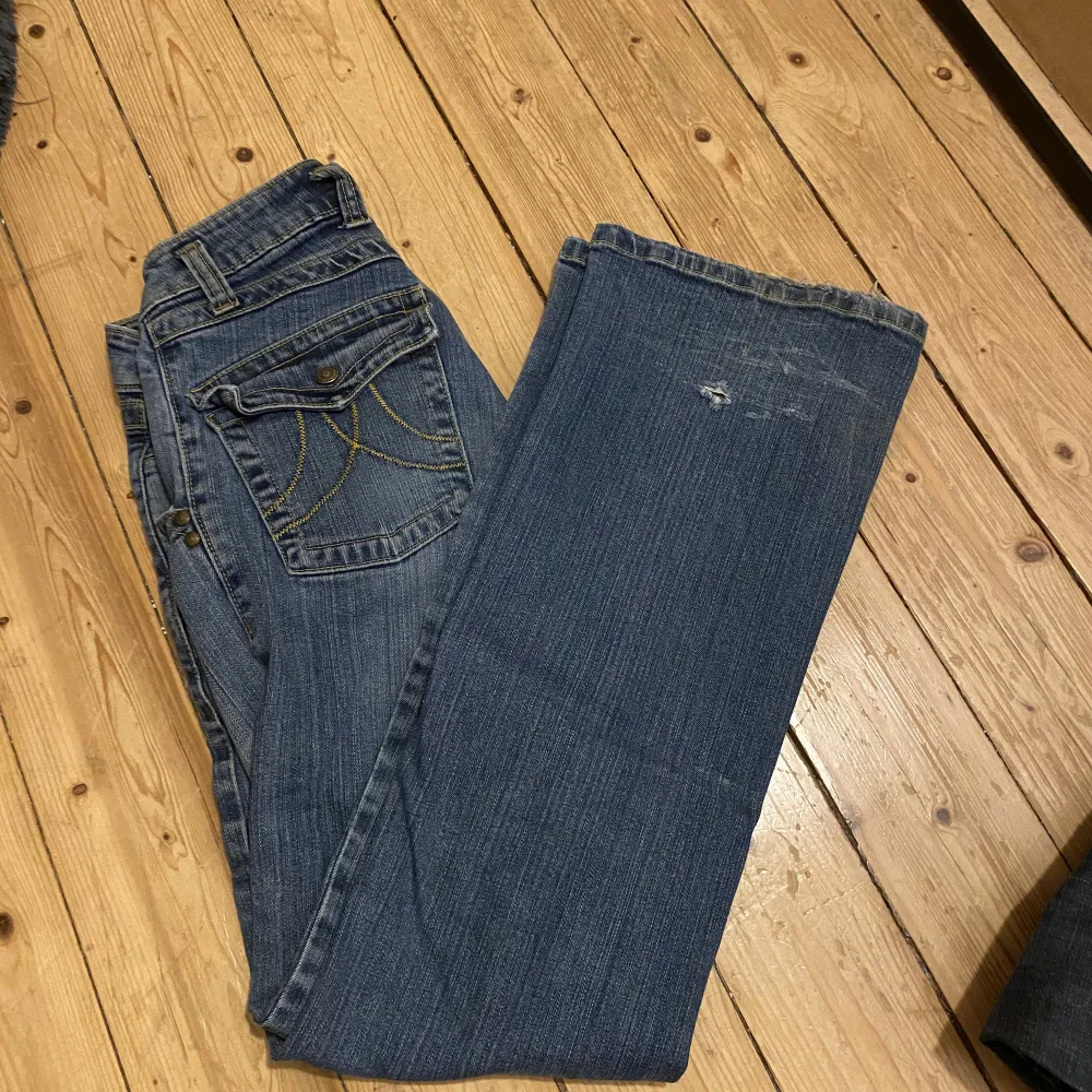 Urcoola jeans som inte kommer till användning längre, de e hål längst ner på byxorna, men vet du va de e coolt. Jeans & Byxor.