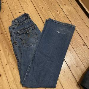 Urcoola jeans som inte kommer till användning längre, de e hål längst ner på byxorna, men vet du va de e coolt