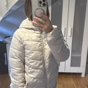 Jacka  - Säljer min vit/gråa pufferjacka från H&M. Är endast använd en vinter och finns inga defekter. Tvättas självklart innan leverans. Hör av er vid frågor. Köparen står för frakten!