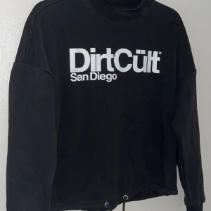 Dirtcült tröja - Säljer då den inte kommit till användning. I gott skick och använd ett fåtal gånger.