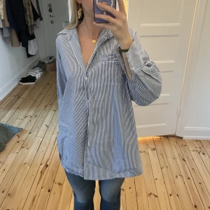 Overzised skjorta  - Randig skjorta, stor i storleken och passar som en klänning, perfekt till stranden!!!! 