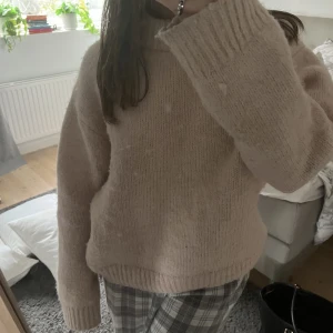 Säljer nu min jätte fina rosa stickade tröja - Den är ganska bra i skick inte använt på länge men för typ ett halvår sen använde jag den rätt så mycket, skulle säga att den är lite stor i storleken men inte mycket!!💘