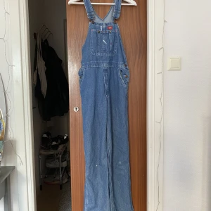 Dickies hängselbyxor  - Snygga och sköna hängselbyxor i jeans. Säljer pga för små. Passar en XS-S