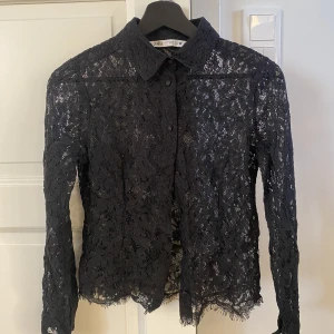 Zara lace blus/skjorta - Zara blus/skjorta i spets, använd 1 gång