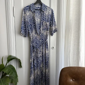 Klänning  - Nyskick, haft på mig 2 gånger. Väldigt bekväm och snygg men inte mina färger. 