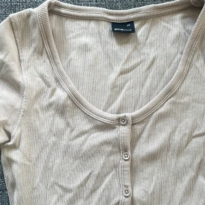 Topp  - Superfin topp med knappar från Gina Tricot. Använd fåtal gånger så i fint skick. 