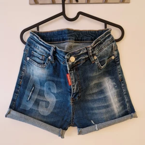 Dsquared 2 Shorts Kvinna - Helt nya Dsquared 2 shorts i storlek 30