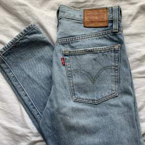 Säljer dessa Levi’s 501 jeans i modellen ribcage straight. Köpta här på Plick men aldrig använda av mig.💞