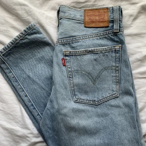 Levi’s Jeans - Säljer dessa Levi’s 501 jeans i modellen ribcage straight. Köpta här på Plick men aldrig använda av mig.💞