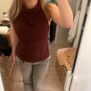 Halter topp  - röd topp med öppen rygg 