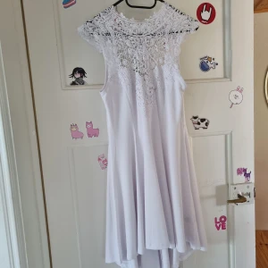 Vit klänning stl M - En vit spetsklänning med knytband baktill. Storlek M, från Bubbleroom. Endast använd en gång på en skolavslutning. Passar perfekt till exempelvis student ✨️
