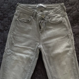 Gråa jeans - Jeans från Zara, kommer inte till användning men jättebra skick och väldigt sköna! 