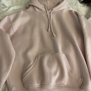 Hoodie - Säljer min ljusrosa hoodie ifrån bikbok. Stl Xs, priset kan diskuteras🫶🏻